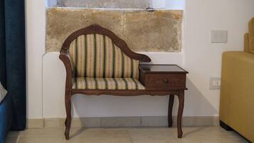 Quarto quádruplo superior, 1 quarto | 1 quarto, roupas de cama premium, edredons de pluma, frigobar