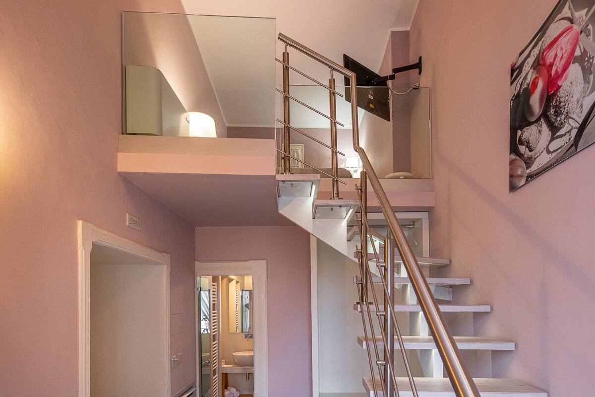 Un intérieur moderne avec un escalier en colimaçon, un sol à motifs et un design minimaliste.