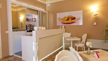 Café da manhã com buffet todos os dias (EUR 8.5 por pessoa)