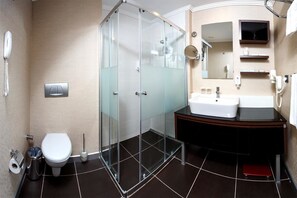 Shower, free toiletries - Ozay Suites (Istanbul)
