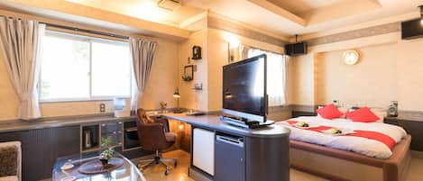 Tweepersoonskamer | Woonruimte | Een flatscreentelevisie