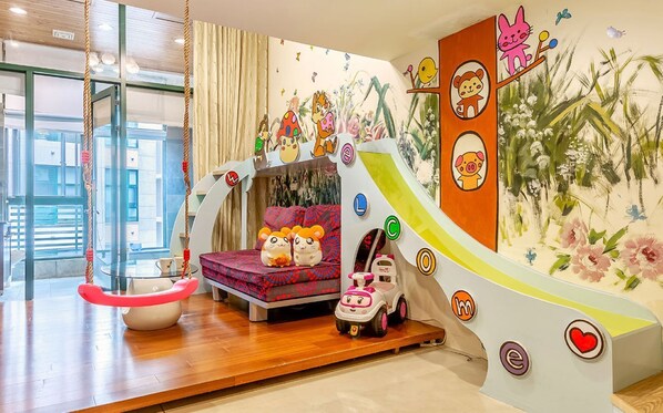 家庭四人房, 2 张双人床 | 羽绒被、特色装修、笔记本电脑工作区、隔音