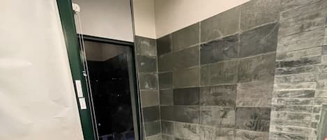 Chambre quadruple, 2 lits doubles, en mezzanine | Salle de bain | Baignoire et douche séparées, baignoire à l’eau de source