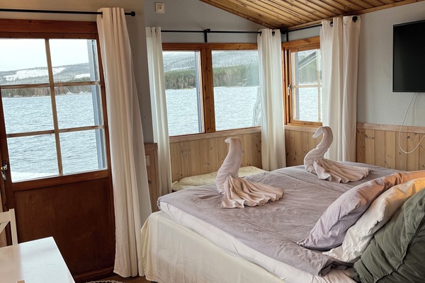 Suite | Hypo-allergenic bedding available, blackout drapes, WiFi (free)