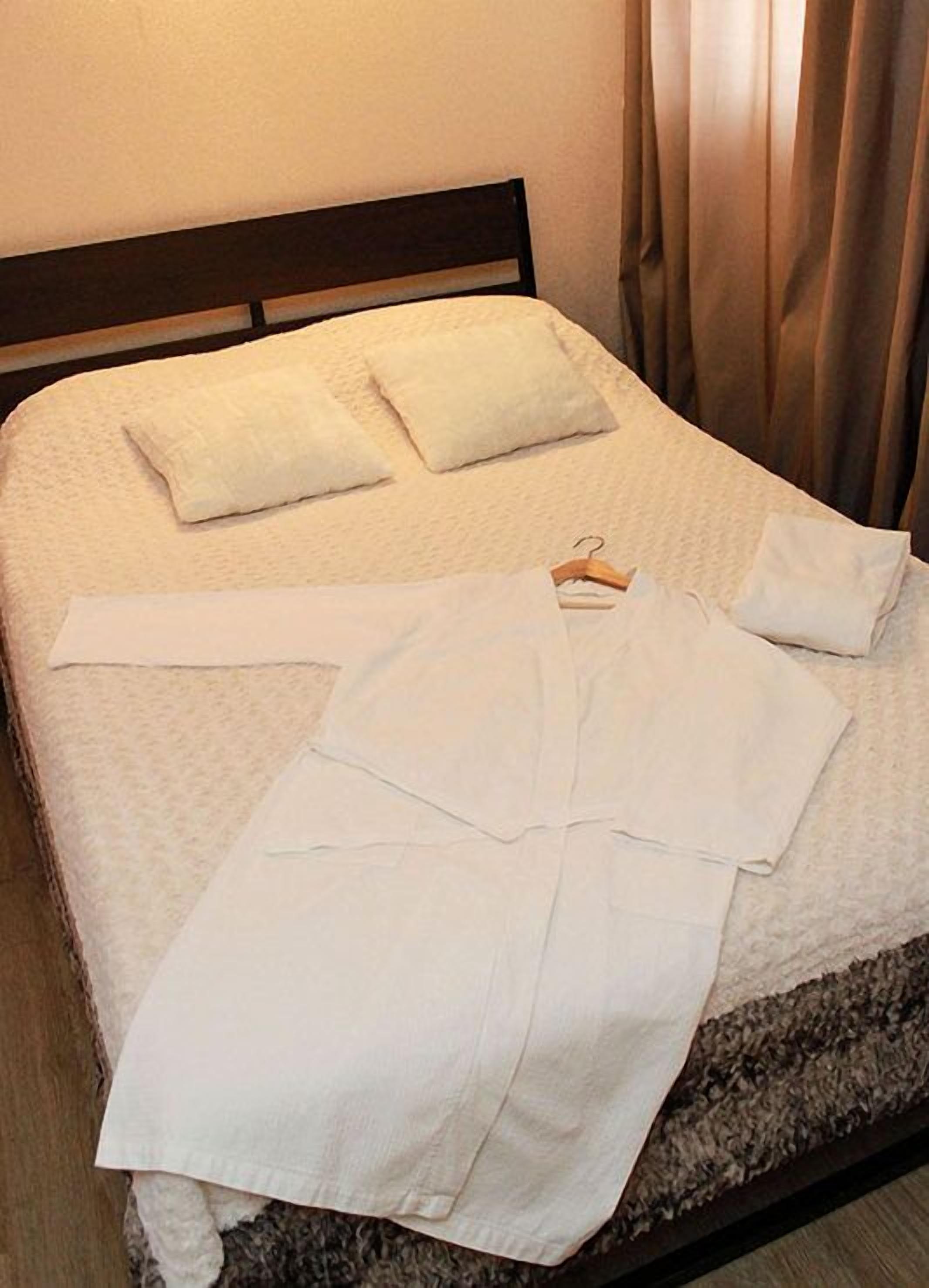 Junior-sviitti | Työpöytä, äänieristys, silitysrauta/-lauta, lisävuoteet