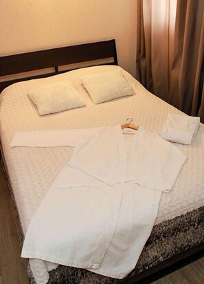 Junior-sviitti | Työpöytä, äänieristys, silitysrauta/-lauta, lisävuoteet