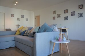 Appartement, 2 slaapkamers, keuken | Woonkamer | Flatscreentelevisie