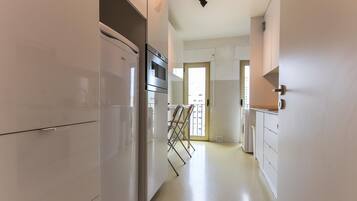 Full-sized fridge, microwave, oven, stovetop