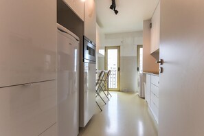 Full-sized fridge, microwave, oven, stovetop - Modern & Bright by Homing (Lisbon)