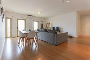 Flat-screen TV - Modern & Bright by Homing (Lisbon)