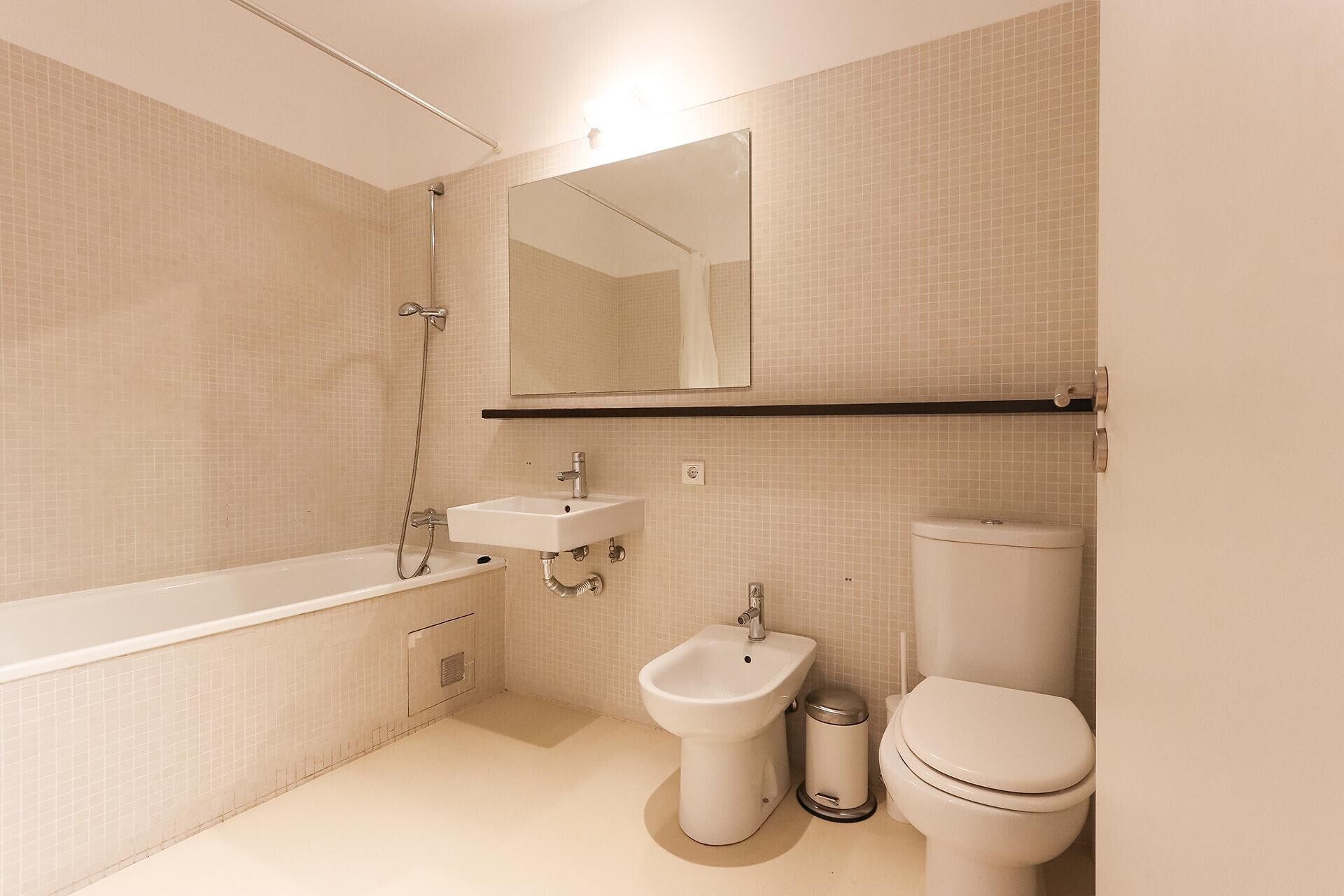 Une salle de bain moderne équipée d’une baignoire, d’un lavabo, d’un bidet et de toilettes.