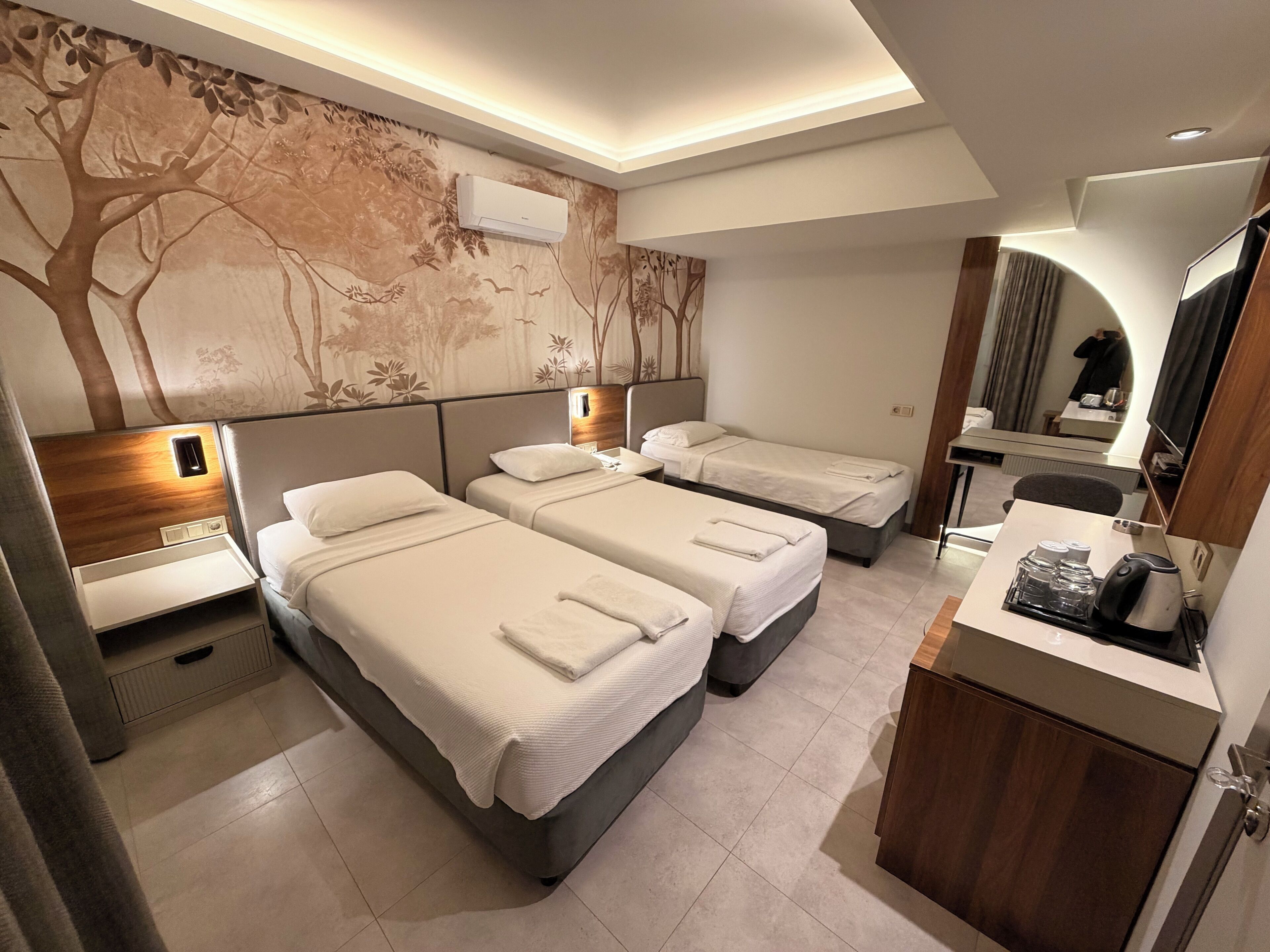 Deluxe driepersoonskamer | Luxe beddengoed, pillowtop-bedden, een minibar