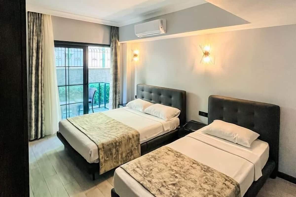 Comfort Studio | Minibar, iron/ironing board, bed sheets