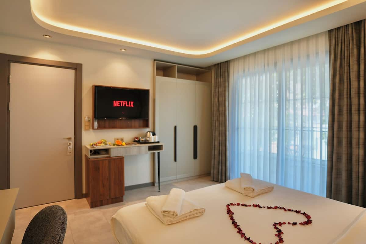 Standard Double Room | Premium bedding, pillowtop beds, minibar, iron/ironing board