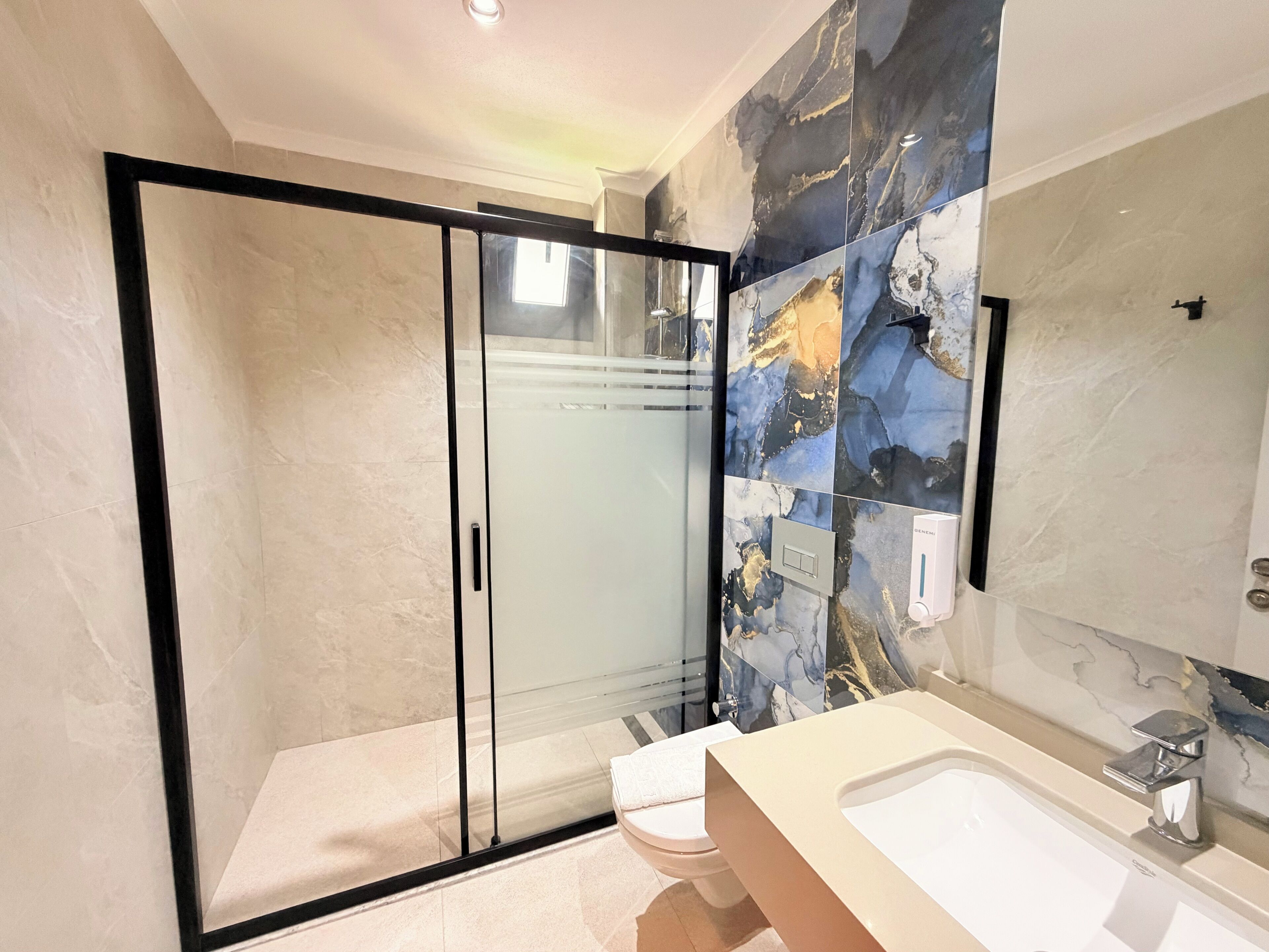 Habitación Deluxe doble | Baño | Ducha, artículos de higiene personal gratuitos y secador de pelo