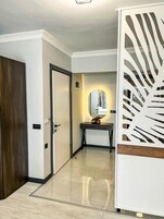 Minibar, tabla de planchar con plancha y ropa de cama 