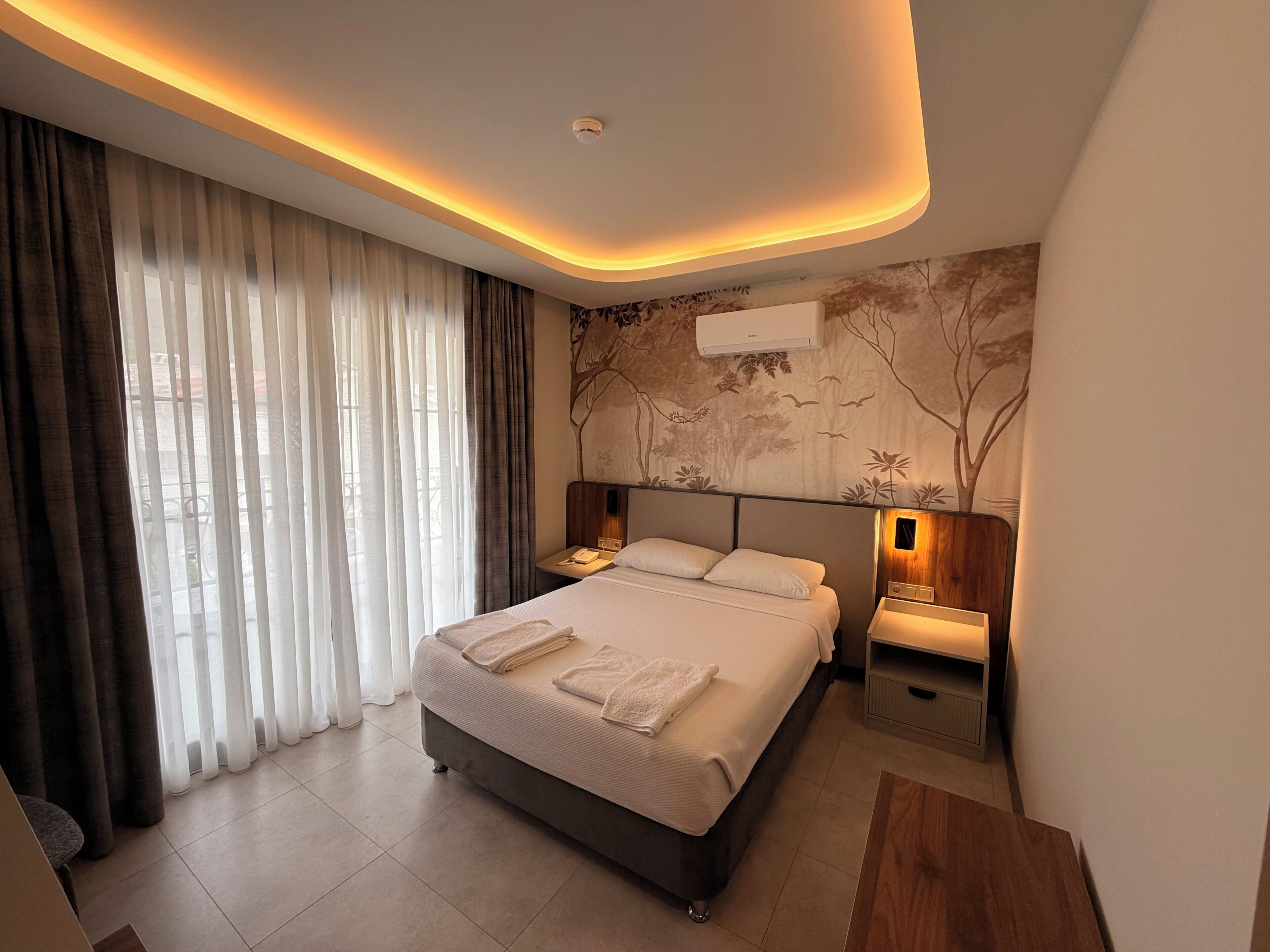 Deluxe tweepersoonskamer | Luxe beddengoed, pillowtop-bedden, een minibar