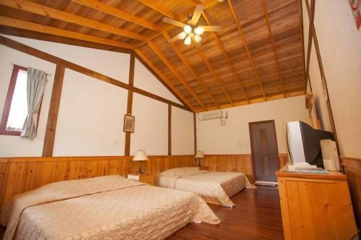 Habitación cuádruple Confort | Escritorio, cortinas blackout, camas extra y wifi gratis