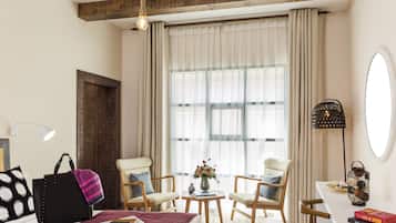 Minibar con artículos gratuitos, caja fuerte, escritorio