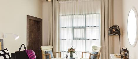 迷你吧贈品、房內夾萬、書桌、熨斗/熨衫板