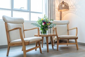 Gratis minibar, pengeskab på værelset, skrivebord, strygejern/strygebræt