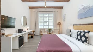 Quarto clássico, 1 cama Queen | Frigobar (abastecido com itens grátis), cofres nos quartos, escrivaninha