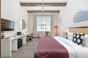 Habitación clásica, 1 cama de matrimonio | Minibar con artículos gratuitos, caja fuerte, escritorio