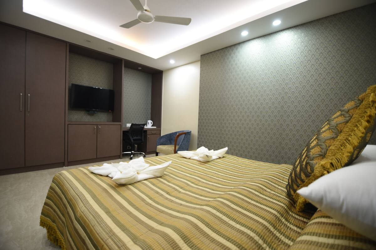 Basic Suite, 1 Queen Bed