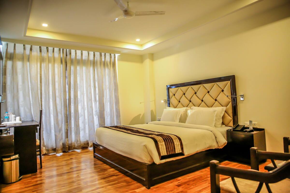 Desk, rollaway beds, free WiFi