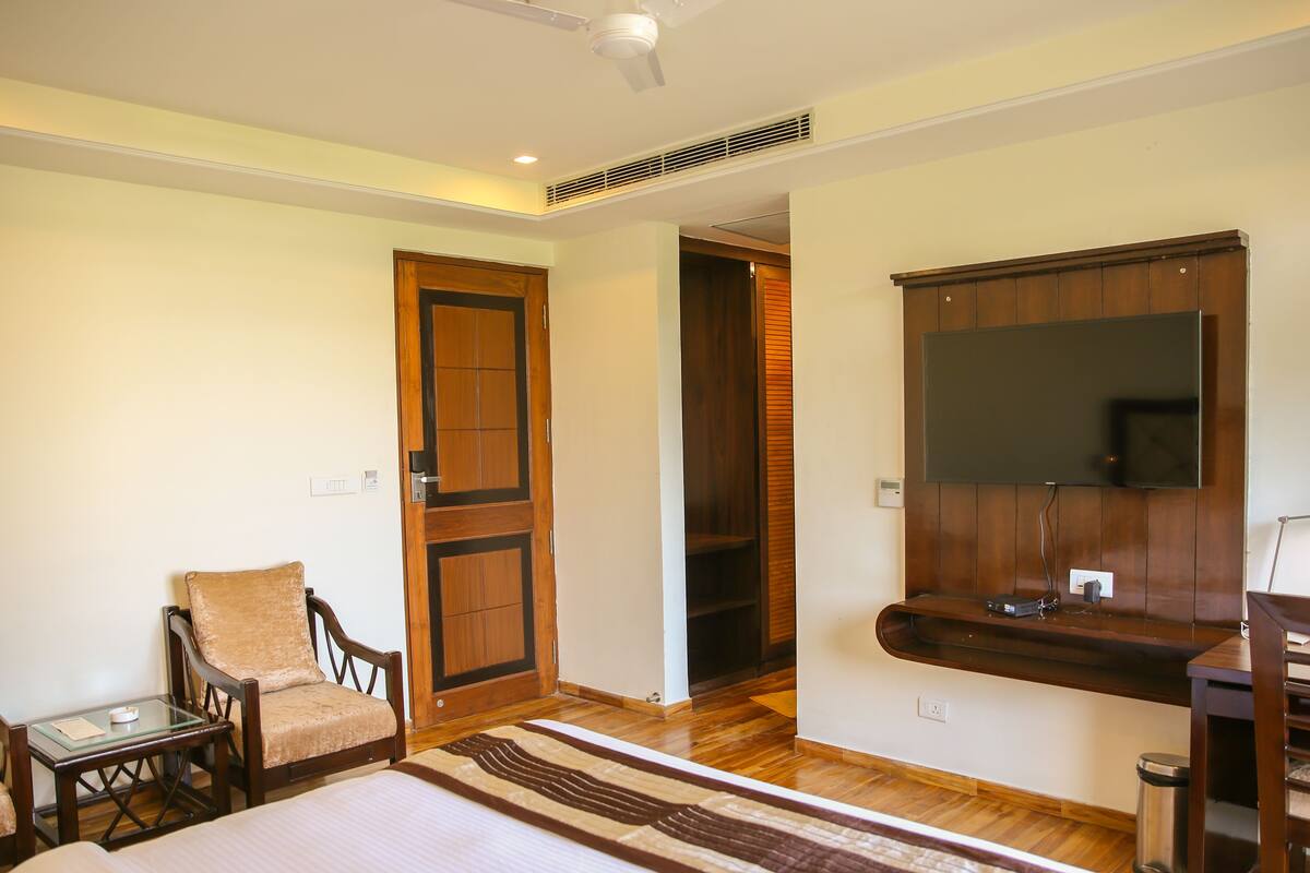 Desk, rollaway beds, free WiFi