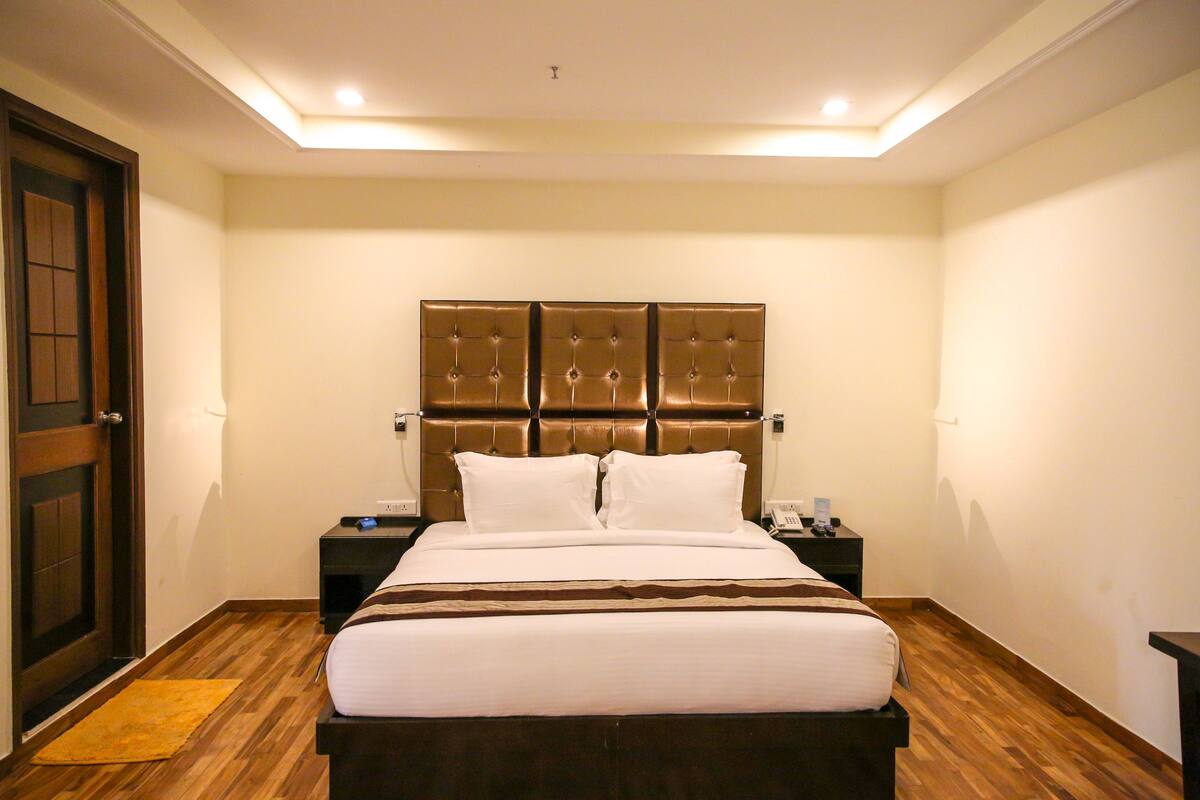 Desk, rollaway beds, free WiFi