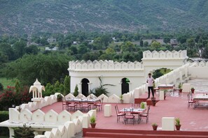 Outdoor dining - Gulaab Niwaas Palace (Pushkar)