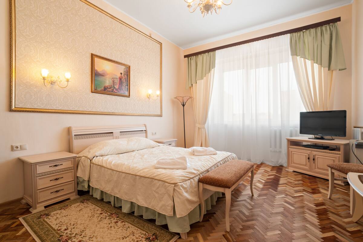 Habitación Deluxe | Escritorio, tabla de planchar con plancha, cunas y camas extra