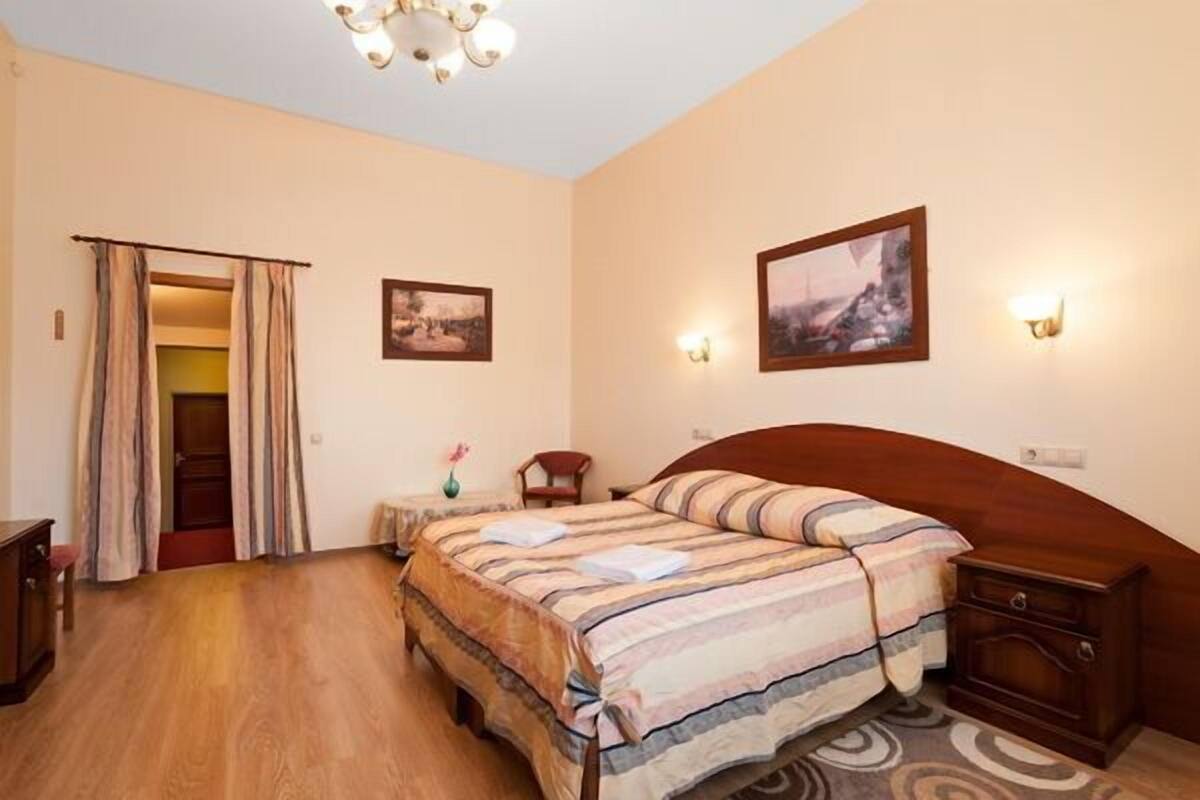 Habitación Confort con 1 cama matrimonial o 2 individuales, balcón | Escritorio, tabla de planchar con plancha, cunas y camas extra