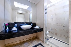 Suite Royal | Lavabo del cuarto de baño