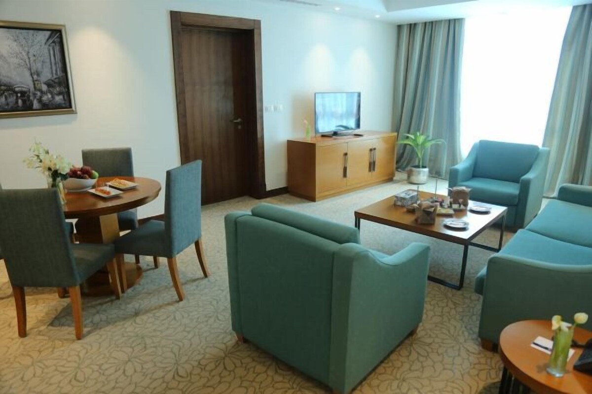 Living area | 45-inch flat-screen TV with cable channels, TV, fireplace