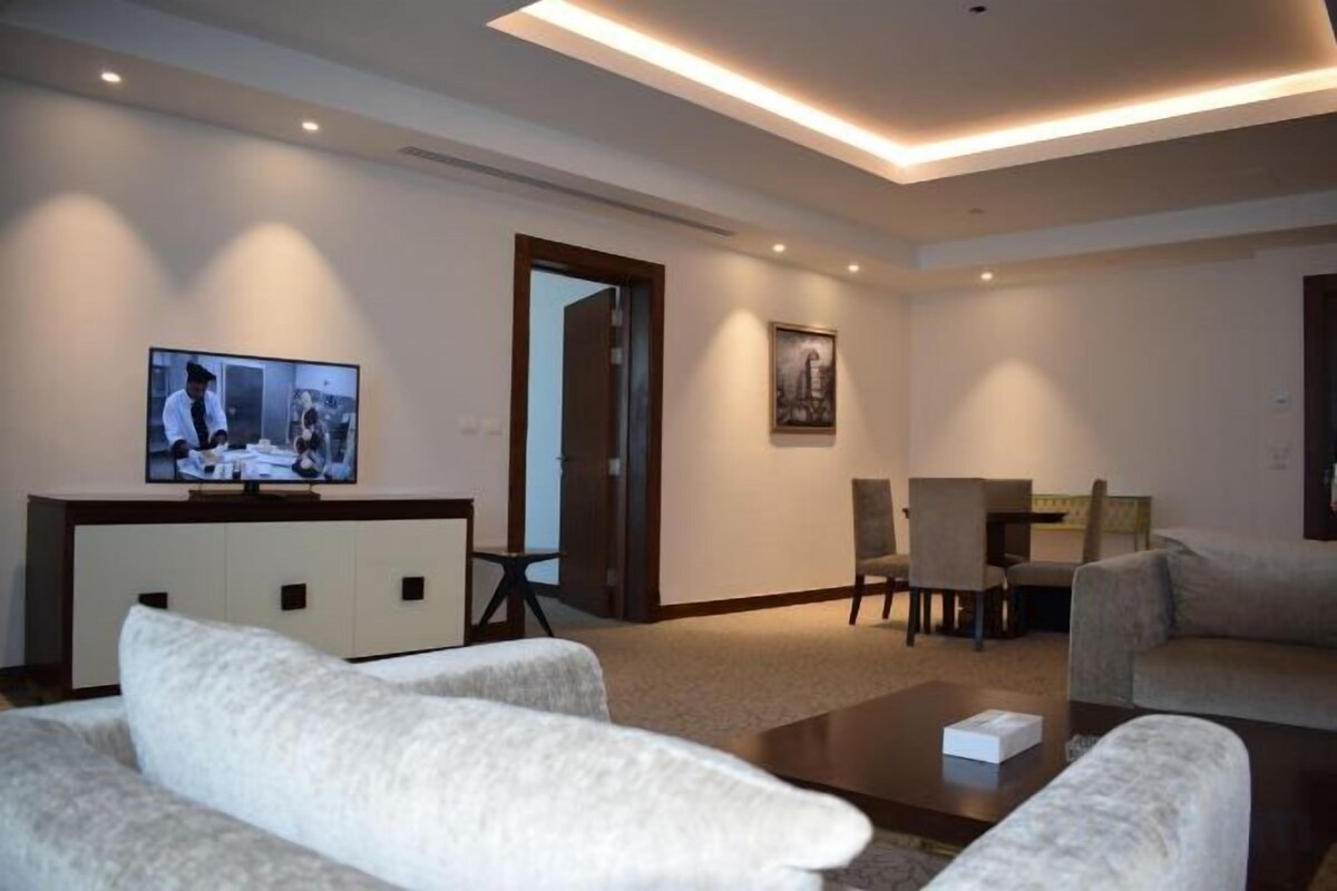 Living area | 45-inch flat-screen TV with cable channels, TV, fireplace