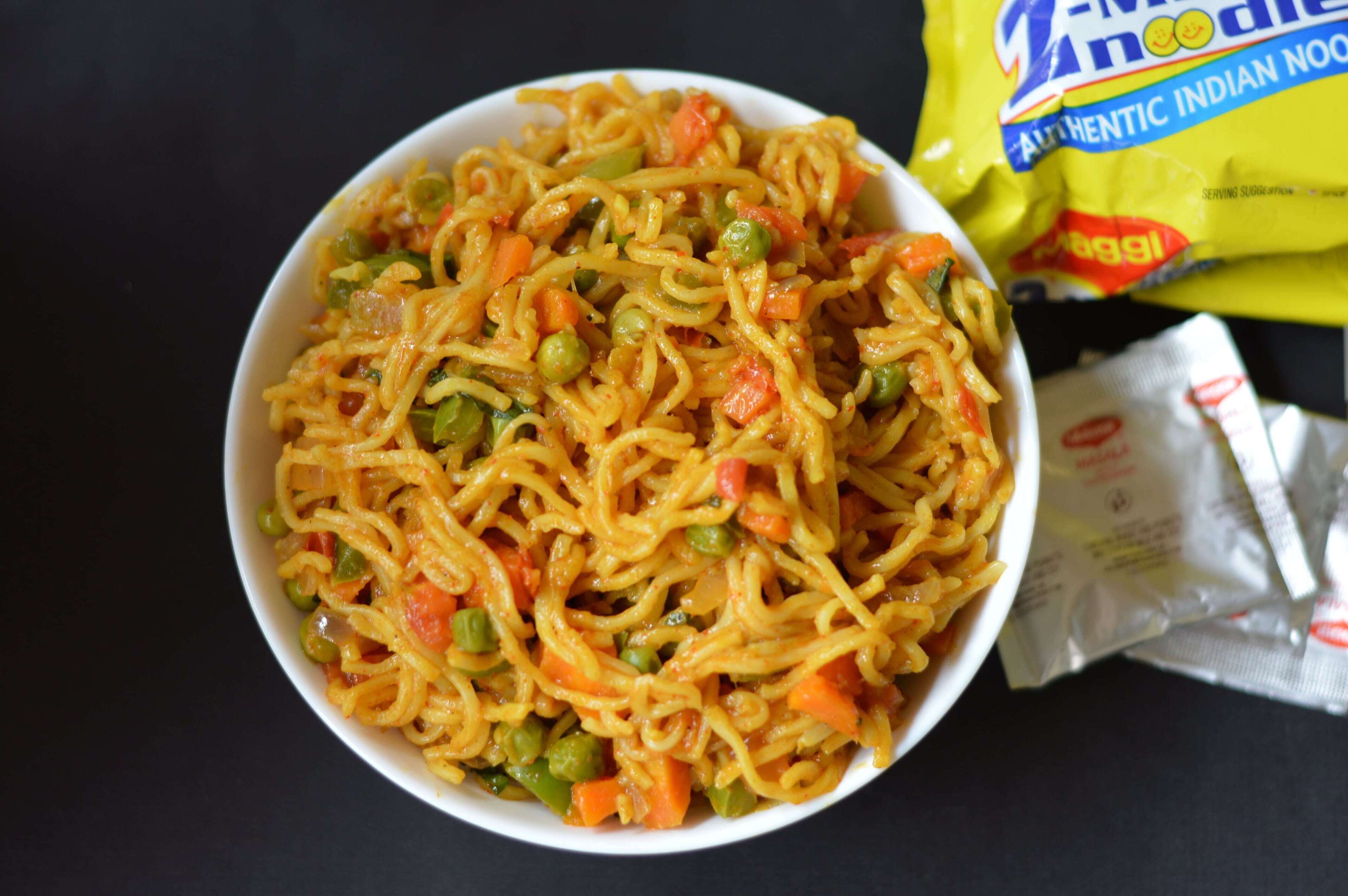 A bowl of noodles with vegetables.