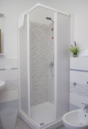 Superior Double or Twin Room | Bathroom | Shower, free toiletries, hair dryer - Il Linchetto (Lucca)
