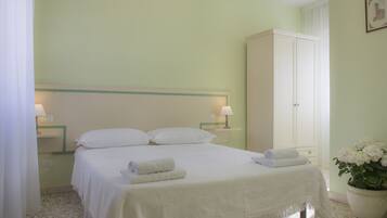 Camera Matrimoniale | Desk, free cribs/infant beds, free WiFi, bed sheets