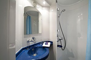 A bathroom with a blue sink, a mirror, and a shower. - Fasthôtel Toulouse Blagnac aeroport (Blagnac)