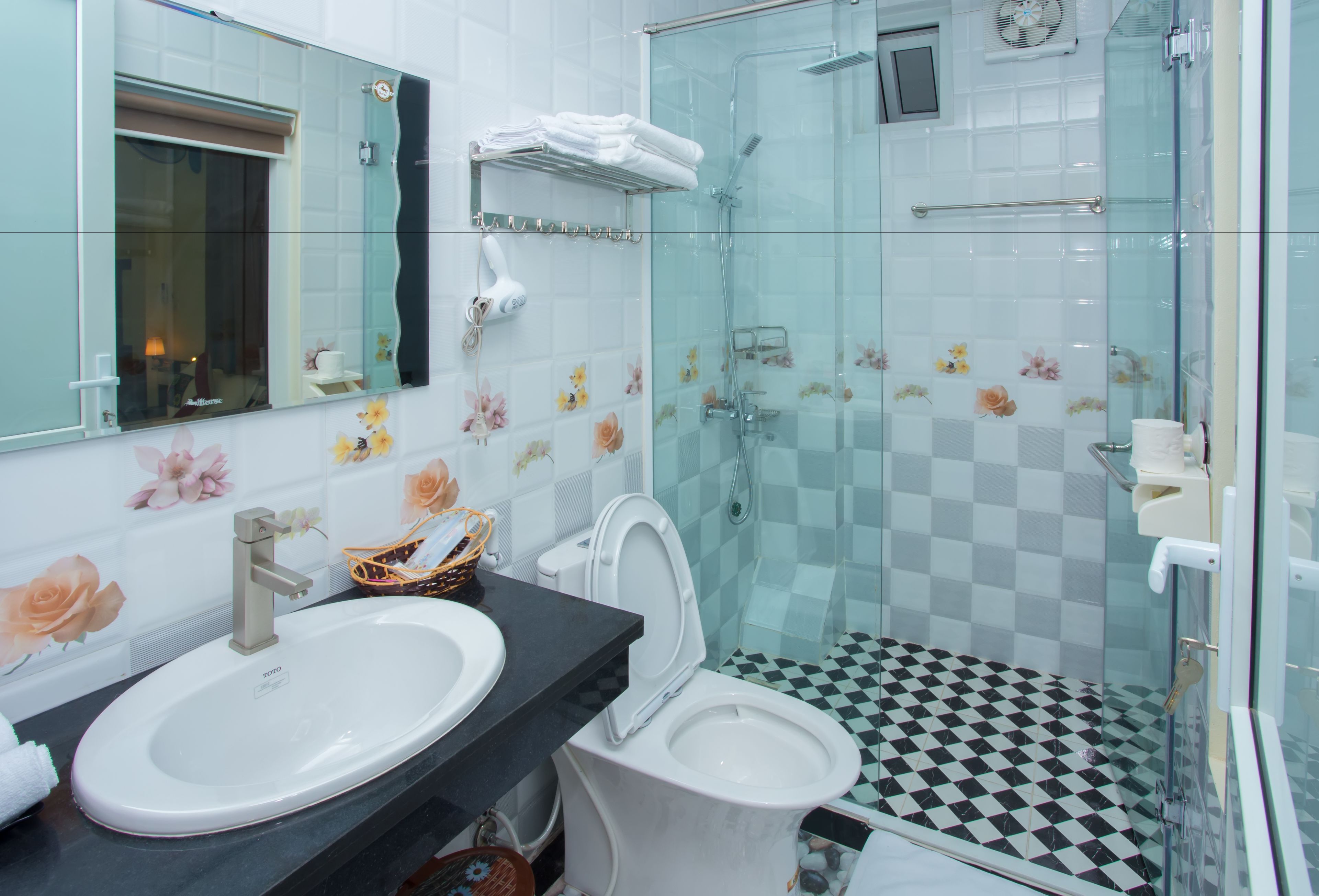 Een badkamer met een wastafel, toilet en douchecabine.