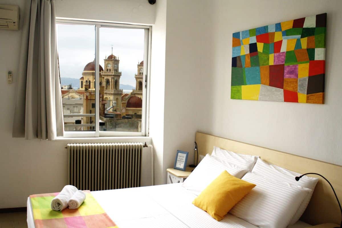 Appartement, balkon, uitzicht op stad | 1 slaapkamer, luxe beddengoed, een bureau, geluiddichte muren