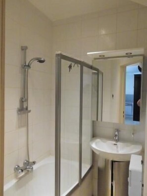 Apartment | Badezimmer | Duschwanne, kostenlose Toilettenartikel, Haartrockner