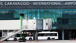 Una terminal de aeropuerto con un autobús y un pasarela para aviones.