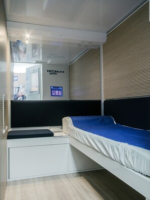 Habitación básica doble (Aseos Públicos en Aeropuerto) | Escritorio, cortinas opacas, wifi gratis y ropa de cama