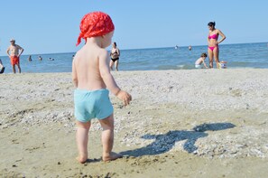 Beach nearby, white sand, beach bar - Hotel Eiffel (Rimini)