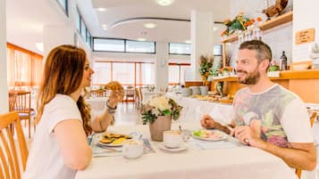 Petit déjeuner buffet (15 EUR par personne)