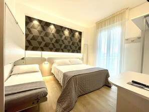 Design Triple Room | Down duvets, in-room safe, desk, soundproofing - Hotel Eiffel (Rimini)
