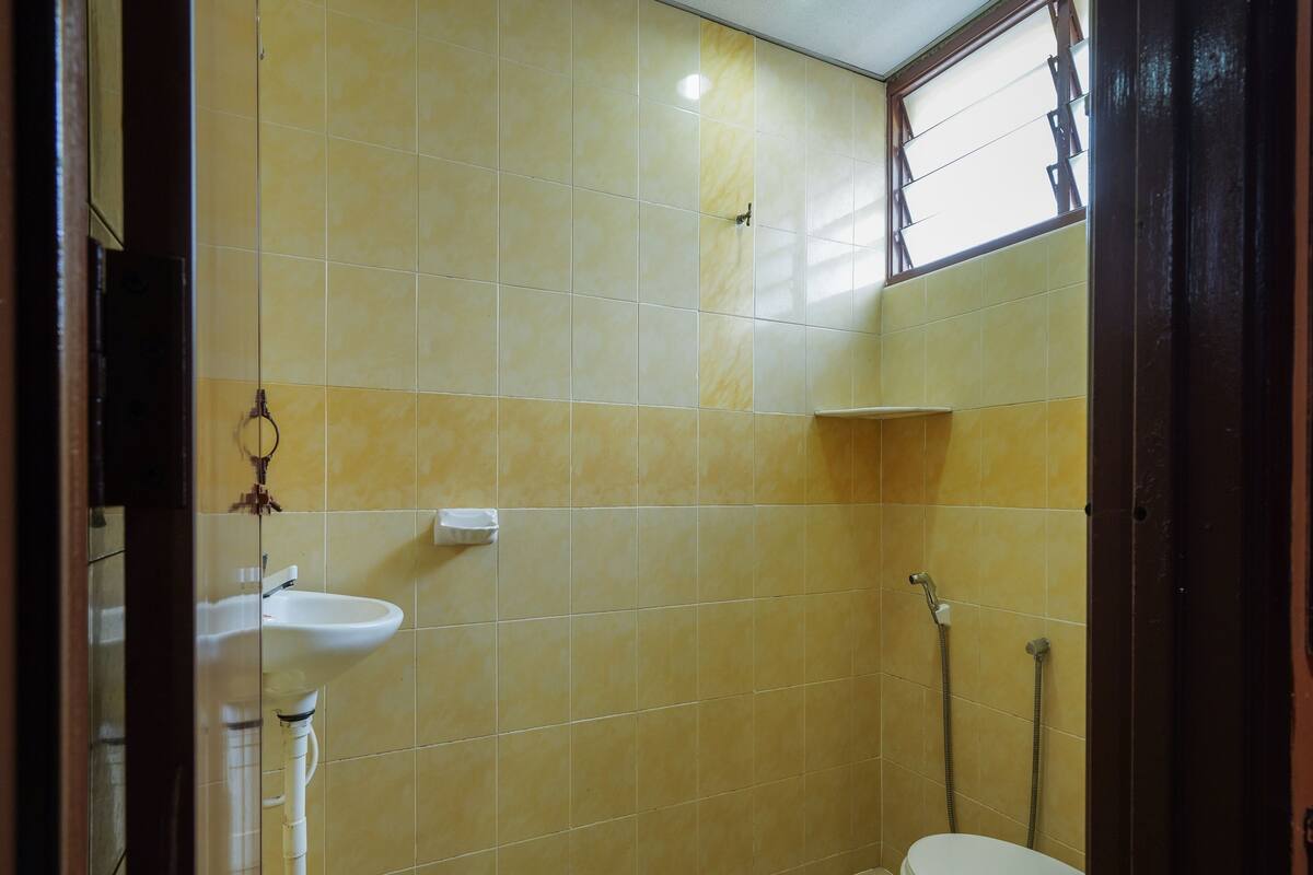 Kamar Double Deluks | Kamar mandi | Shower, perlengkapan mandi gratis,  dan kloset